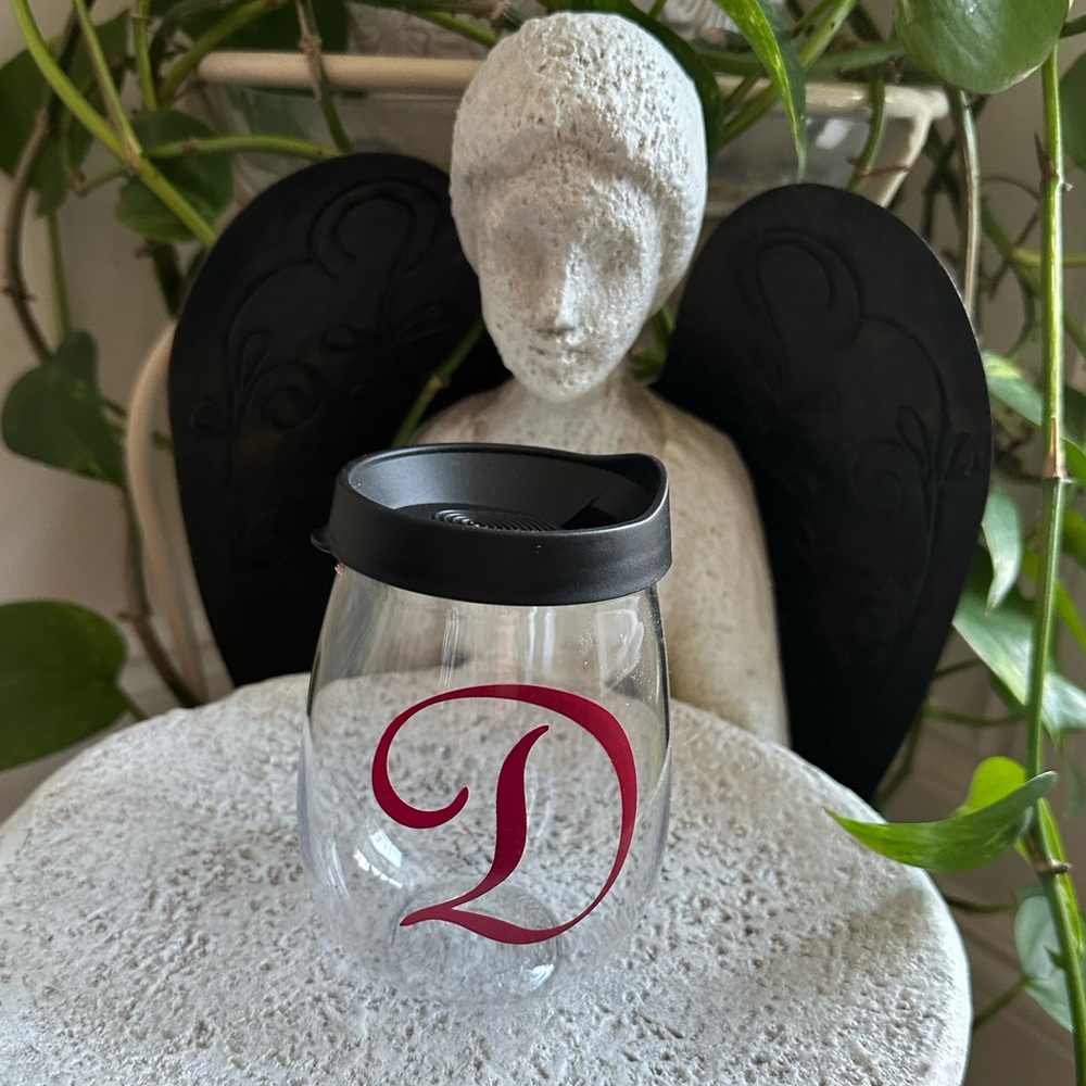 NWT plastic “D” initial Travel wine cup with lid, BPA FREE, sippy cup